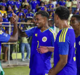 Curaçao stays on top  with third straight win