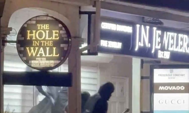 Robbery attempt at  Maho jewellery store