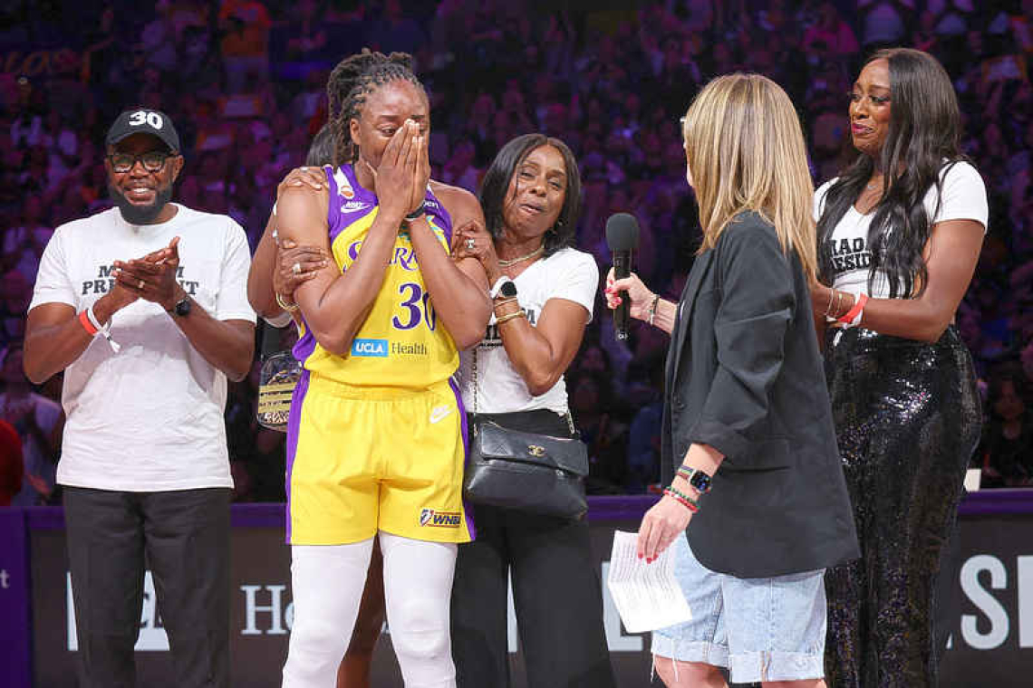 Nneka Ogwumike wins sportsmanship honor