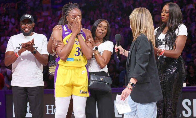 Nneka Ogwumike wins sportsmanship honor