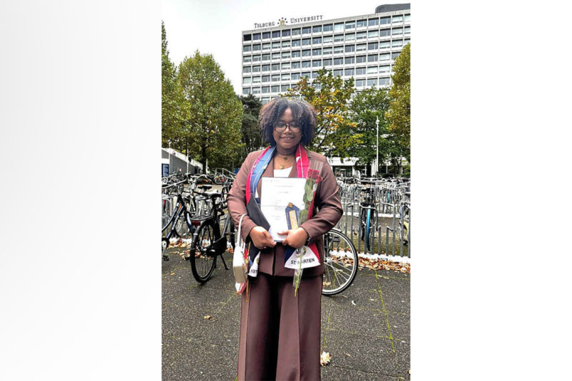 Lewis lauds Tondu on degrees,  research into St. Maarten identity