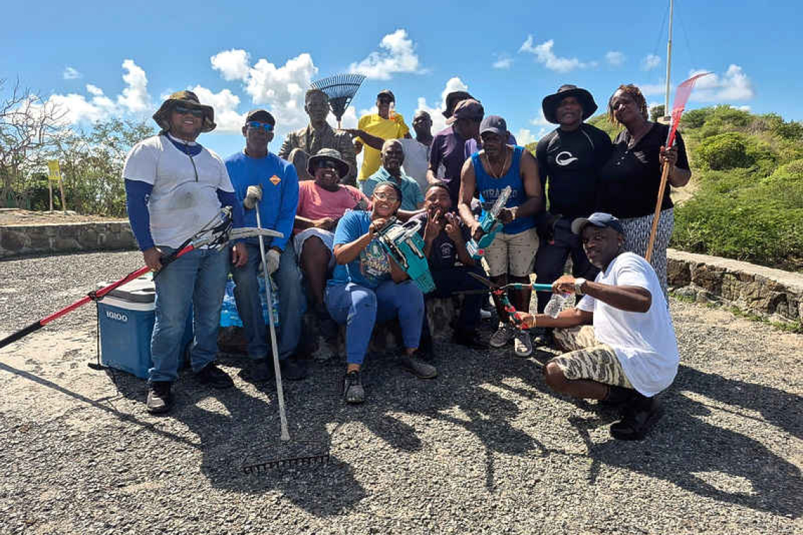 Taxi assocs. clean Bell’s Lookout  Point ahead of high tourist season