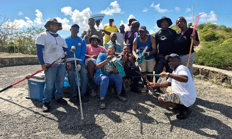 Taxi assocs. clean Bell’s Lookout  Point ahead of high tourist season