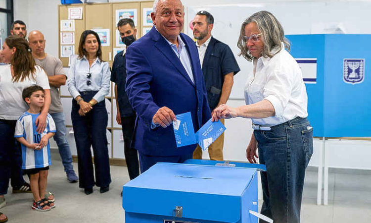 Netanyahu, Eisenkot stake rival claims to lead Israel after deadlocked vote