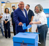 Netanyahu, Eisenkot stake rival claims to lead Israel after deadlocked vote